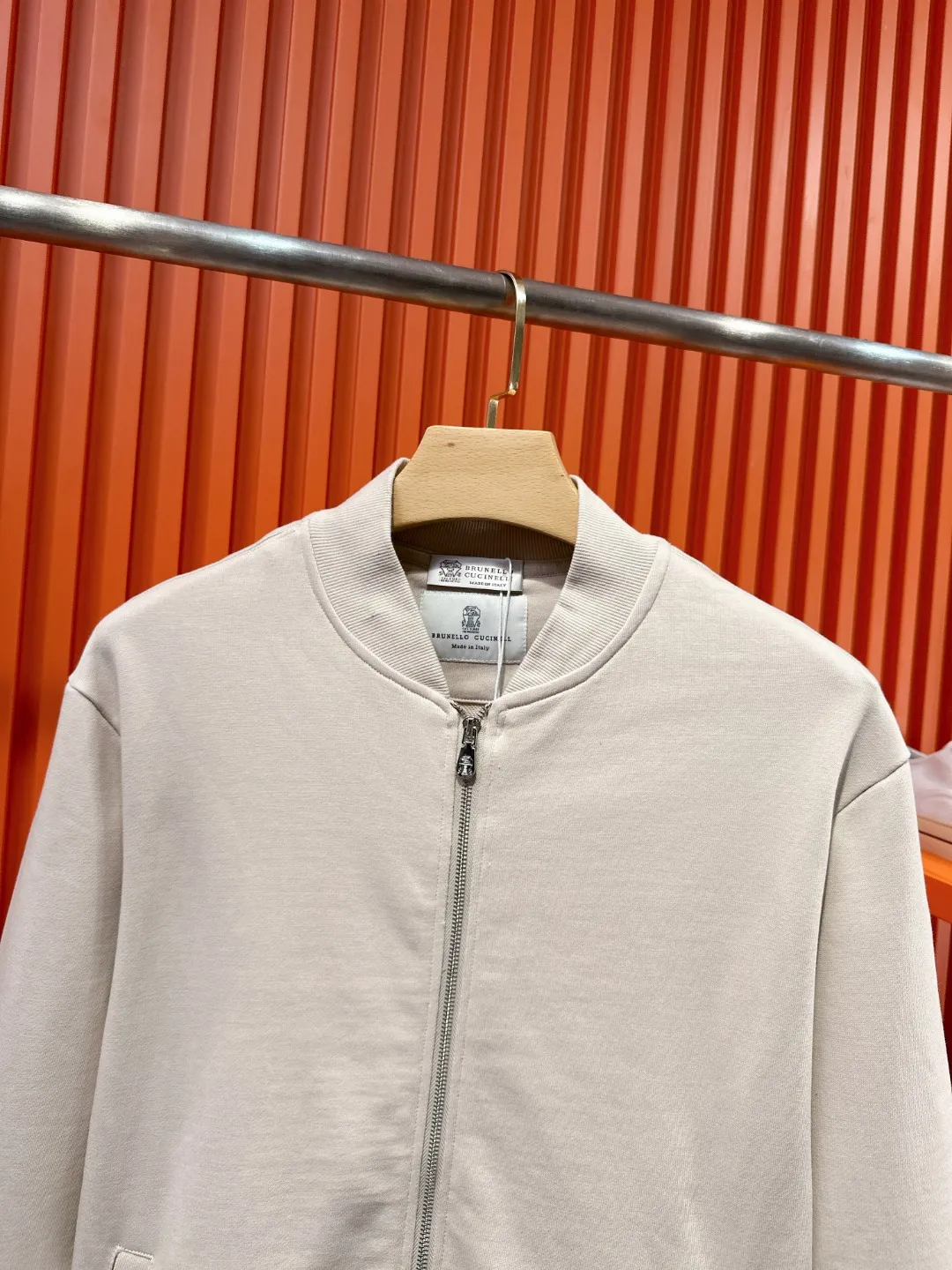 BRUNELLO CUCINELLI BC Brunello Cucinelli Slightly wide version S-XL 26ss BC Lion Ball Micro Badge New product top fashion counter model Super explosive super silky plain 🪡Embroidered jacket🧥 Exquisite heavy craftsmanship round neck short sleeves It can be said that the counter model is very mature in integrating trend elements. Exquisite craft counter fabrics, blended with top elements, Classic short sleeves with 3 labels, trendy men's fashion, unparalleled comfort in terms of upper body comfort, can be said to be a must-have for summer. The black and white colors are carefully crafted as the main body. Against the pure black background, it seems to reveal a mysterious atmosphere from the starry sky. The softest material and fabric used can perfectly soothe every inch of skin and provide an excellent touch experience. The organic combination of style and craftsmanship makes the matching experience more complicated. Whether it is worn as an inner layer or worn alone, it is a very ingenious piece ~ worth buying! ! Plant grass online~~Highly recommended! ! ! Color: Apricot Gray Size chart: S: Shoulder width 51-Bust 56-Length 69 M: Shoulder width 52.5-Bust 58-Length 71 L: Shoulder width 54-Bust 60-Length 73 XL: Shoulder width 55.5-Bust 62-Length 75